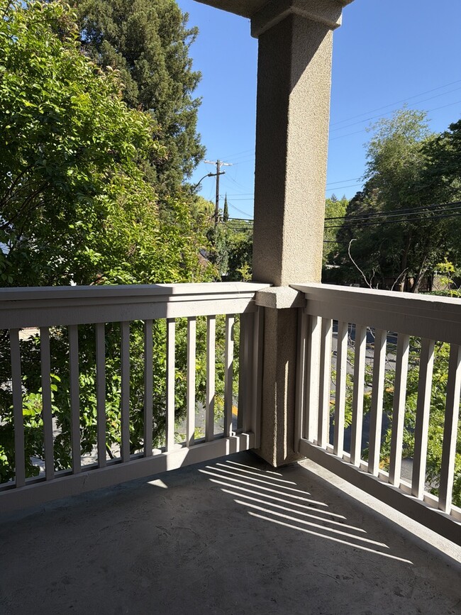 Building Photo - 489 McClatchy Way