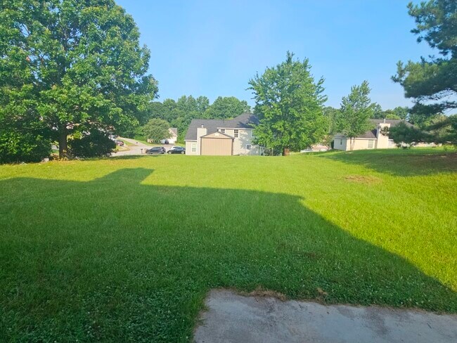 Building Photo - 670 Burtons Cove