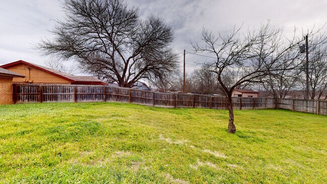 Building Photo - REMODELED 3 bedroom, 1.5 bath, 1 car garage home minutes away from Fort Hood air field!