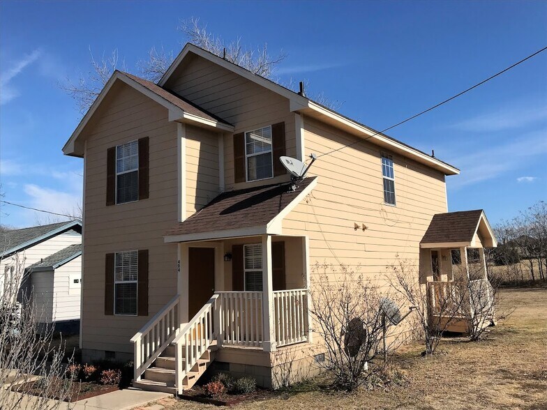 Side View - 404 S Texas Dr