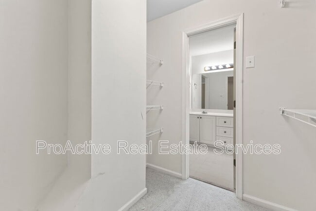 Building Photo - 9468 Bay Front Dr