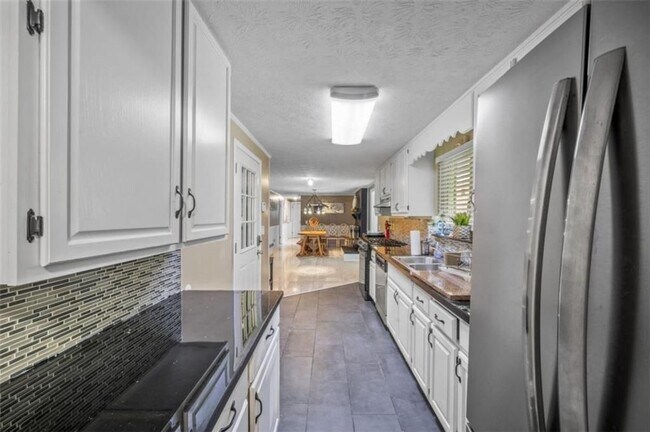 Building Photo - 6207 Moss Dr