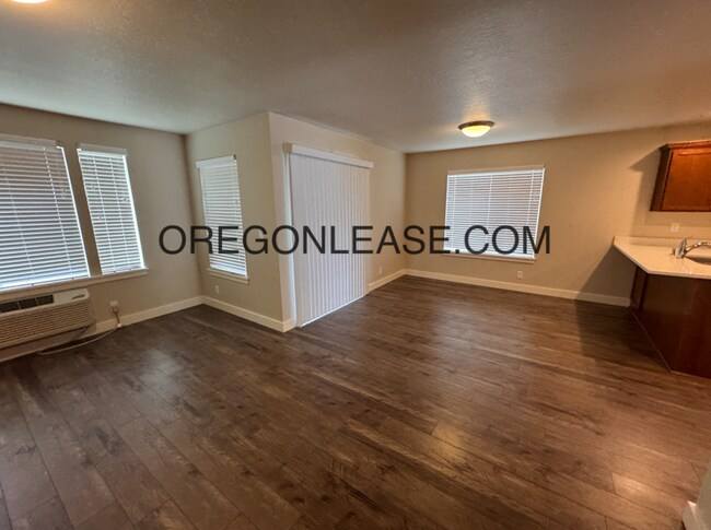 Building Photo - 2 bedroom 2 bath Second floor Thurston duplex home