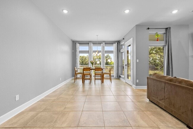 Building Photo - 1747 Dunvegan Pk