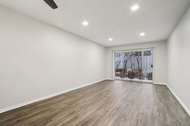 Interior Photo - 312 S Willaman Dr