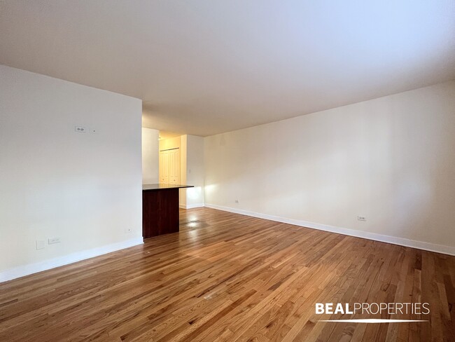 Building Photo - 626 W Wrightwood Ave