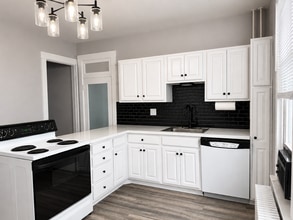Building Photo - Modern 2 bedroom End-of-Row Townhome in Rothsville - w/ Garage & In Unit Laundry!