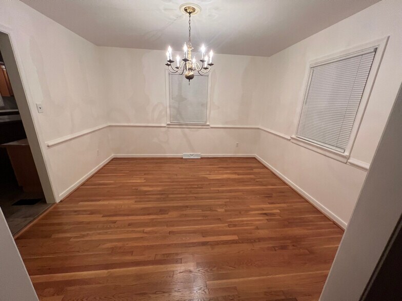 Building Photo - 9201 Woodlake Dr