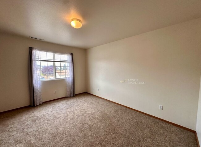 Building Photo - 944 NW Quarterdeck Loop