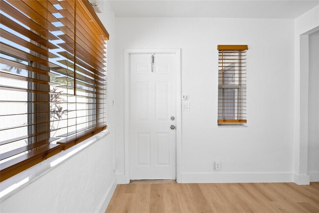 Building Photo - 412 SE 16th St