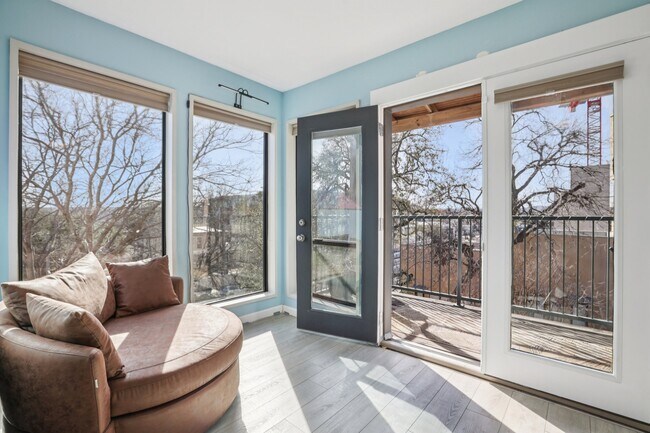 Building Photo - 1106 W 6th St