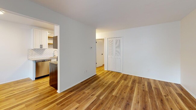 Building Photo - Fully Renovated 1 Bedroom - Triangle Distr...