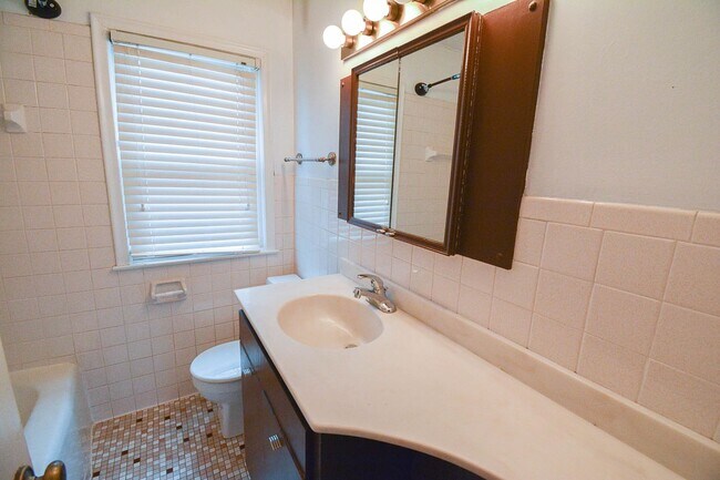 Building Photo - Charming SW Rochester home with fenced yard!