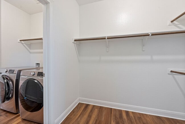 Building Photo - Beautiful 3 bedroom, 2.5 bathroom home in Summerrow Condos!!!