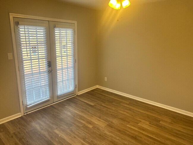 Building Photo - 2309 Evelyn Ln