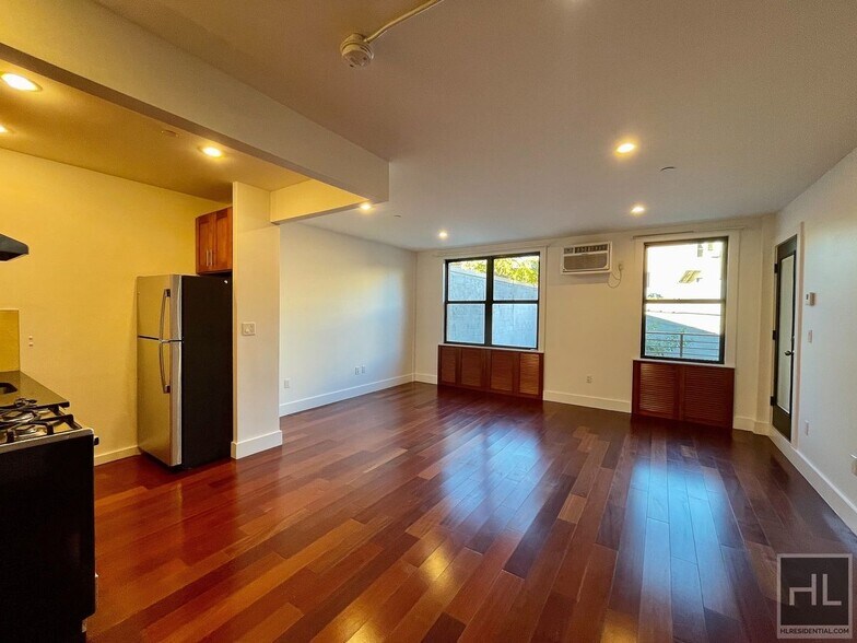 Building Photo - Gorgeous stabilized 1 bedroom with private balancony and in unit washer/dryer