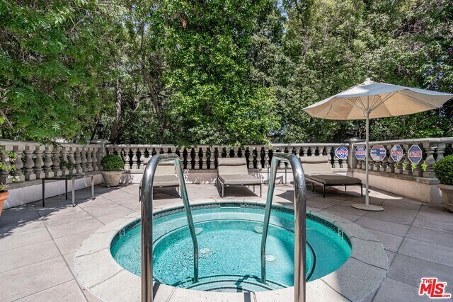 Building Photo - 316 N Rossmore Ave