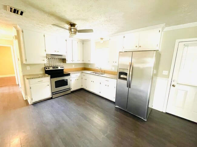Building Photo - ** 3 Bed 1 Bath located in Woodley Park * ...