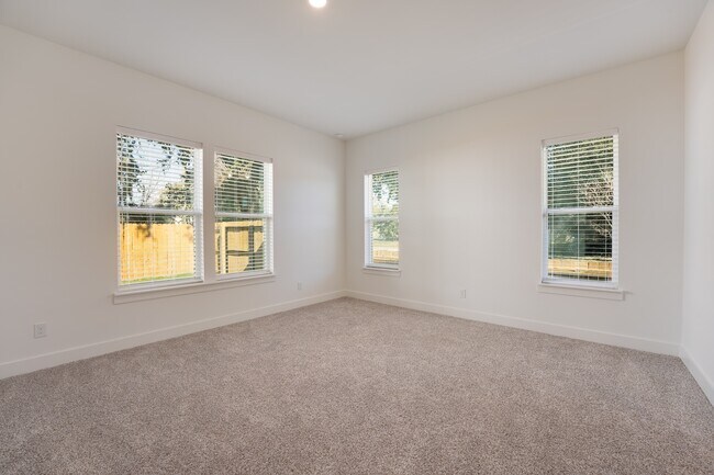 Building Photo - 451 E 7th St