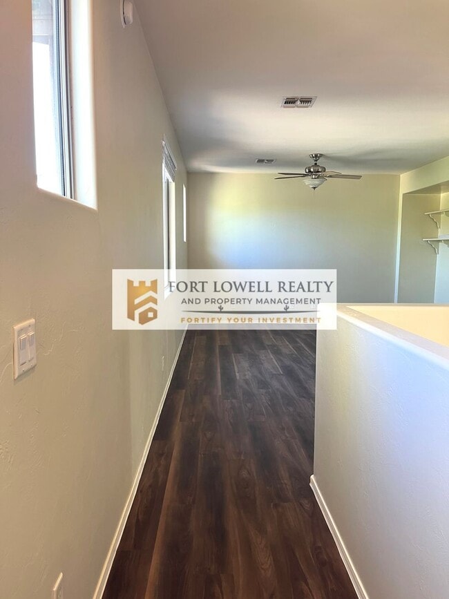 Building Photo - 3/2.5 2 car garage/washer/dryer/private yard