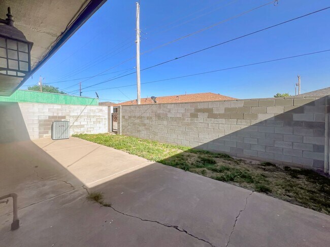 Building Photo - 519-521-521 E Sunset Cir