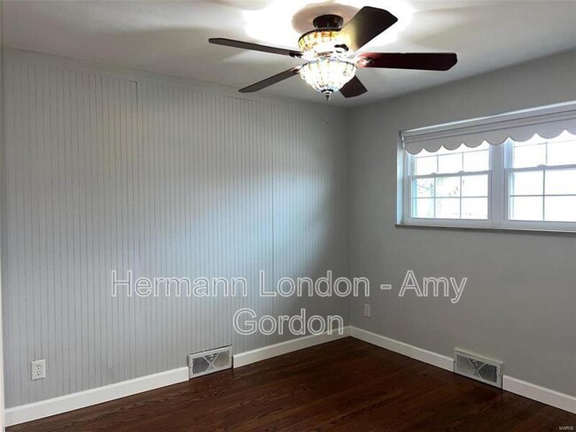 Building Photo - 8113 Parkwood Dr