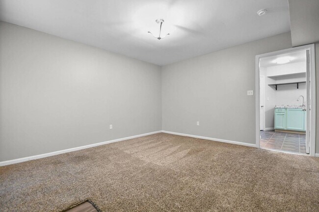 Building Photo - 706 Green Valley Ct