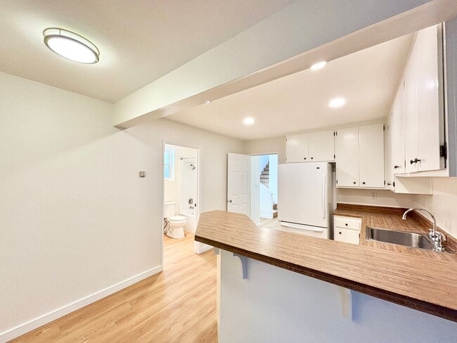 Building Photo - Silver Strand Beach | 4 Bed | 2 Bath | Bea...
