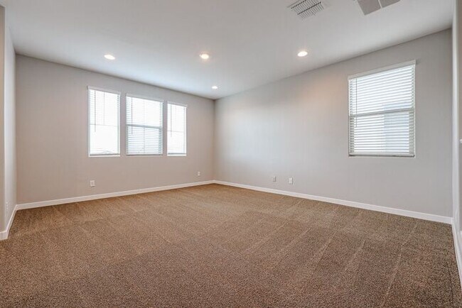 Building Photo - Available August 7th! Gated Community 4 Bedroom 3 Bathroom Home!