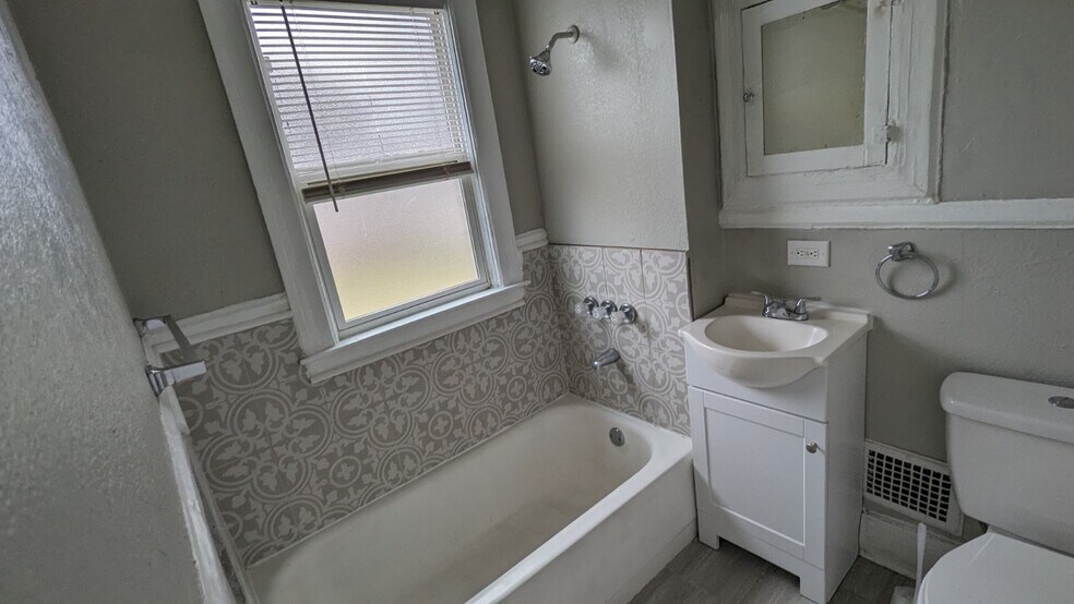 Building Photo - 534 Holbrook St