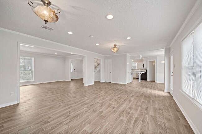 Building Photo - Gorgeous 4 bed/2.5 bath two story home in ...