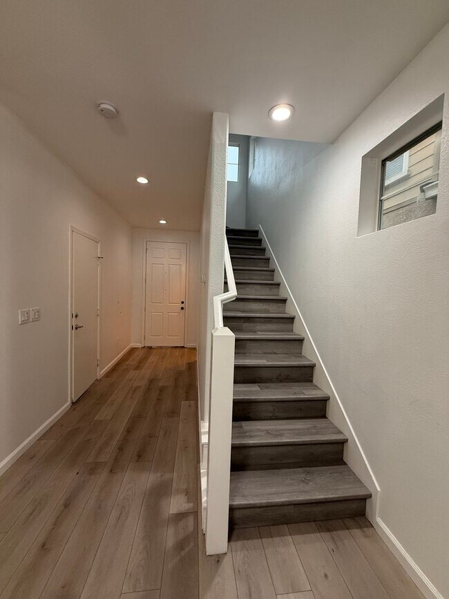 Building Photo - ** 3-Bedroom Two Story Home in Desirable Roseville Location!**