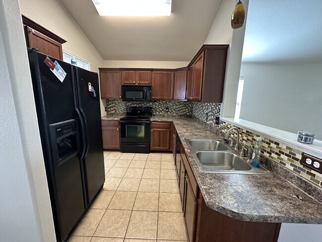 Building Photo - Wonderful 3 Bedroom 2 bathroom home!