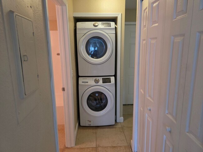 Building Photo - Upgraded Condo With Washer And Dryer
