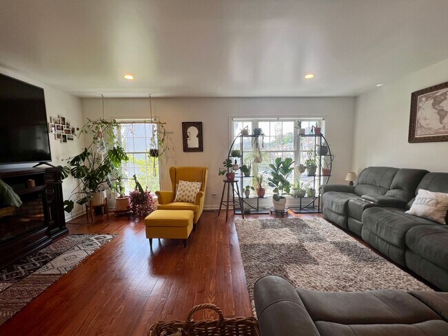 Building Photo - Stunning 3-Bedroom Townhome with 1-Car Gar...