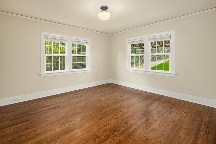 Building Photo - 10425 Des Moines Memorial Dr S