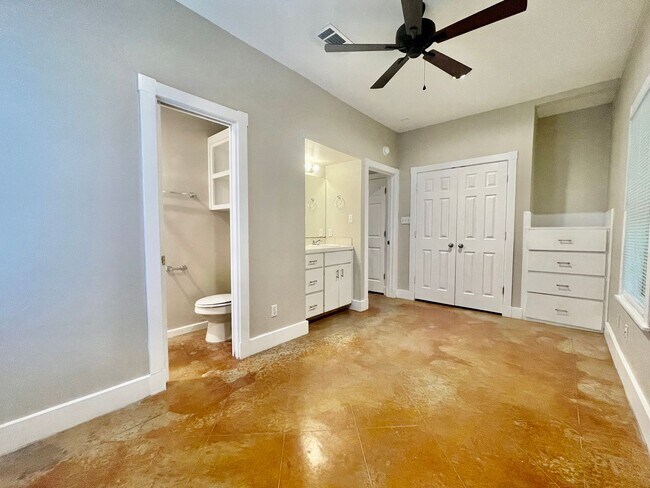 Building Photo - 705 Smith Dr