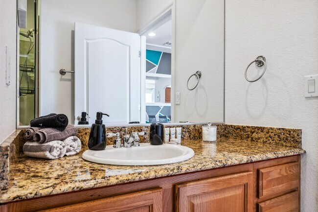 Building Photo - 3 BR + Bonus, Fully furnished, Includes Ut...