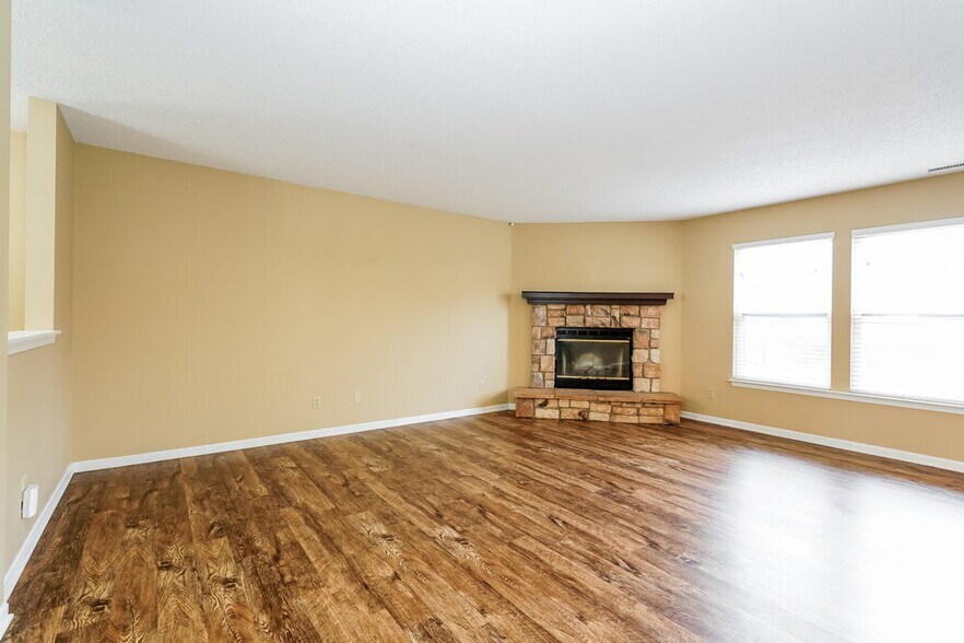 Building Photo - 2044 Southernwood Ln