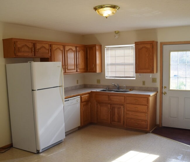 Building Photo - Spacious 3 bedroom, 2 bathroom duplex!