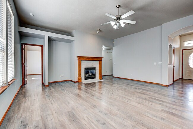 Building Photo - 517 Lone Oak Dr