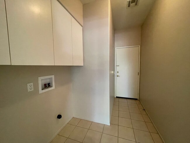 Building Photo - AVAILABLE NOW  ! LOVELY 3 Bedroom/ 2 Bathroom Home in Laguna De La Paz!