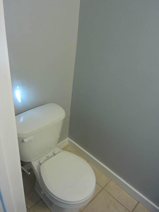 Building Photo - MOVE IN SPECIAL - Great Location near KU and Westport! Adorable CONDO for RENT NOW!