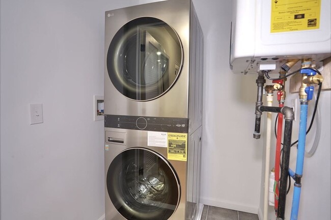 Building Photo - 143 Zabriskie St