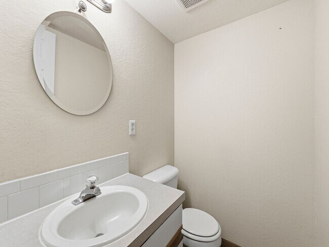 Building Photo - Excellent 4-Bedroom Condo in West Fort Collins!