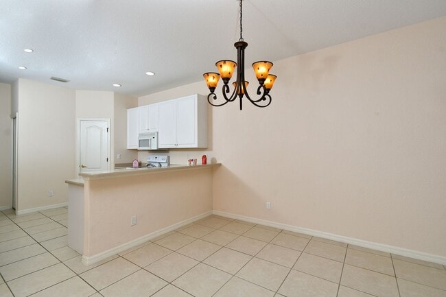 Building Photo - 2 Bedroom with Den and Garage. Over !800 Sq. Ft under air