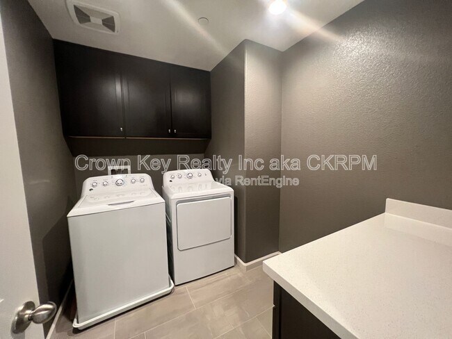 Building Photo - 2254 Middlebury Dr