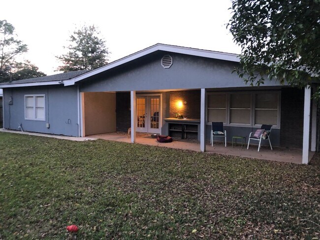 Building Photo - *BROADMOOR TERRACE*FRESH PAINT*LARGE HOME*