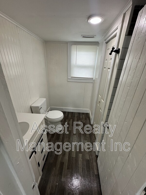 Building Photo - 500 W Strang St