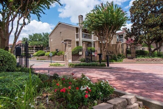Building Photo - 1860 White Oak Dr